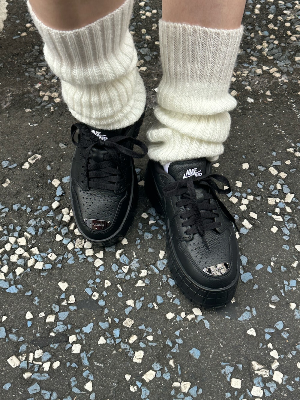 「カーゴパンツ、NIKE、ナイキ、Jordan、ジョーダン、ナイキスニーカー、ルーズソックス、秋のコーデ、モノトーンコーデ、レザー、厚底シューズ、ハーフパンツ」｜「JORDAN BRANDのジョーダン ブルックリン メンズ カーゴ ショートパンツ / Jordan Brooklyn Men's Cargo Shorts HV9683-010 Black（その他パンツ、ブラック系）」を使った、Nike Yokohama Vivreさん（レディース・156cm）の秋コーディネートの5枚目の写真