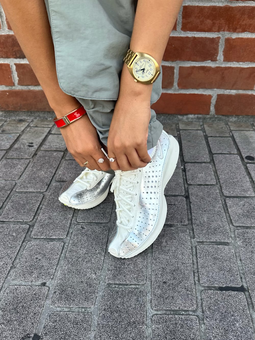 「フェススタイル、海外系ファッション、バンダナ、NIKE、nike、NIKEスニーカー、NIKESuperfly、カーゴパンツ、甘辛mix、シルバーシューズ、メタリックシューズ、ベルト、夏コーデ、甘辛コーデ」｜「NIKEの【NIKE/ナイキ】 ウィメンズ スウッシュ MED SPT ブラ（ブラジャー、ホワイト系）」を使った、Nike Yokohama Vivreさん（レディース・158cm）の夏コーディネートの3枚目の写真