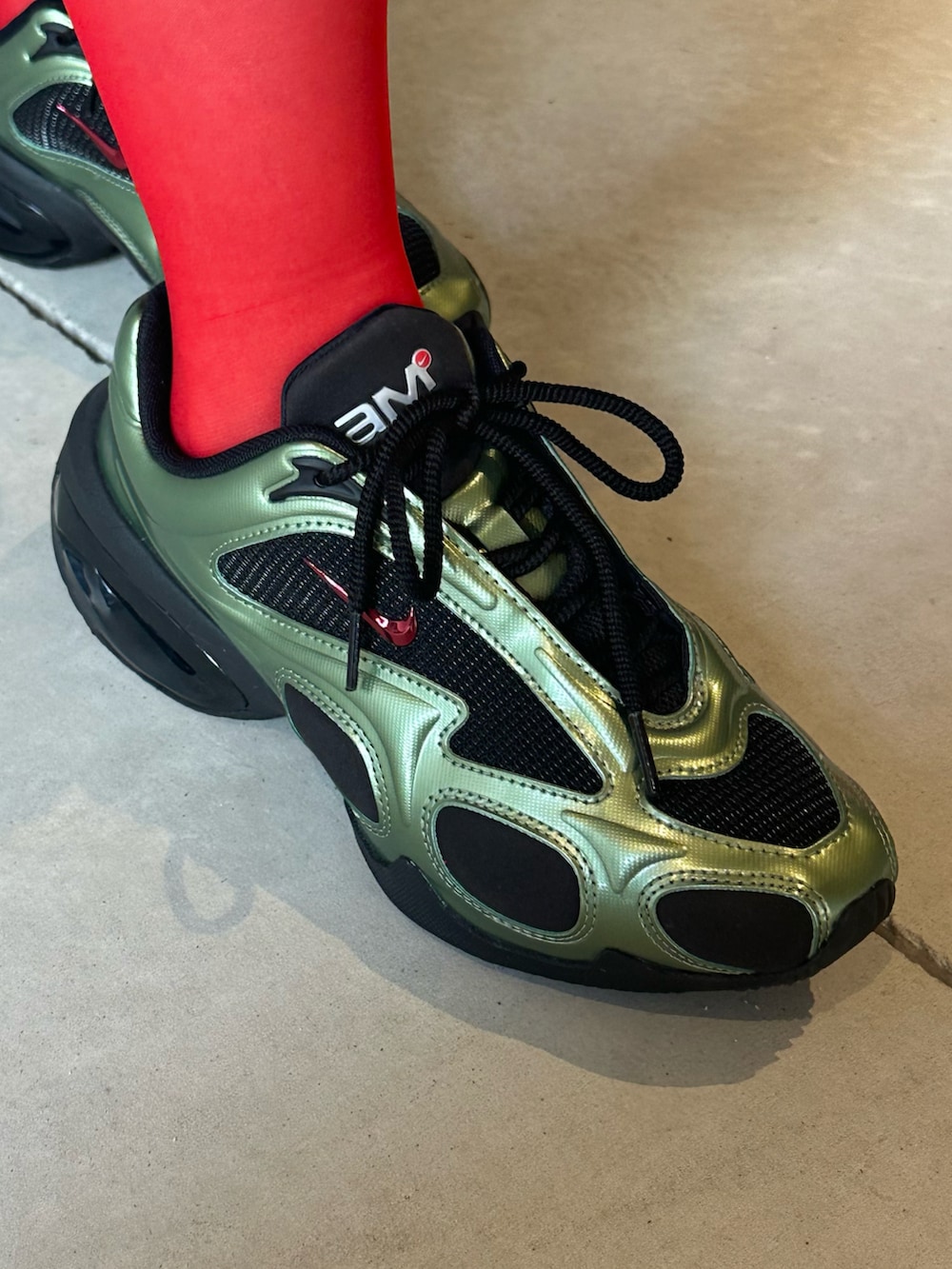 「デニム、デニムスカート、デニムコーデ、NIKE、NIKE AIR MAX、nike、NIKEスニーカー、AIRMAXMUSE、夏コーデ、ニット、夏服、夏ファッション、カラーコーデ、カラータイツ」｜「NIKEのアイテム（スニーカー、グリーン系）」を使った、Nike Yokohama Vivreさん（レディース・156cm）の夏コーディネートの3枚目の写真