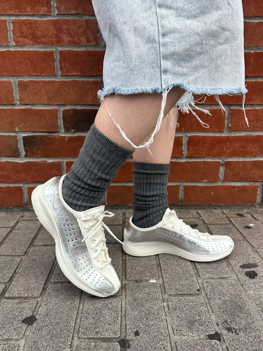 「デニム、デニムパンツ、ボーイズライク、メンズライク、ソックス、NIKE、NIKESuperfly、レイヤードスタイル、シアーソックス、nike、NIKEスニーカー、ハーフパンツ、夏コーデ」｜「NIKEのナイキ エア スーパーフライ ウィメンズシューズ / Nike Air Superfly Women's Shoes IB5824-100 Pale Ivory（スニーカー、ベージュ系）」を使った、Nike Yokohama Vivreさん（レディース・156cm）の夏コーディネートの2枚目の写真