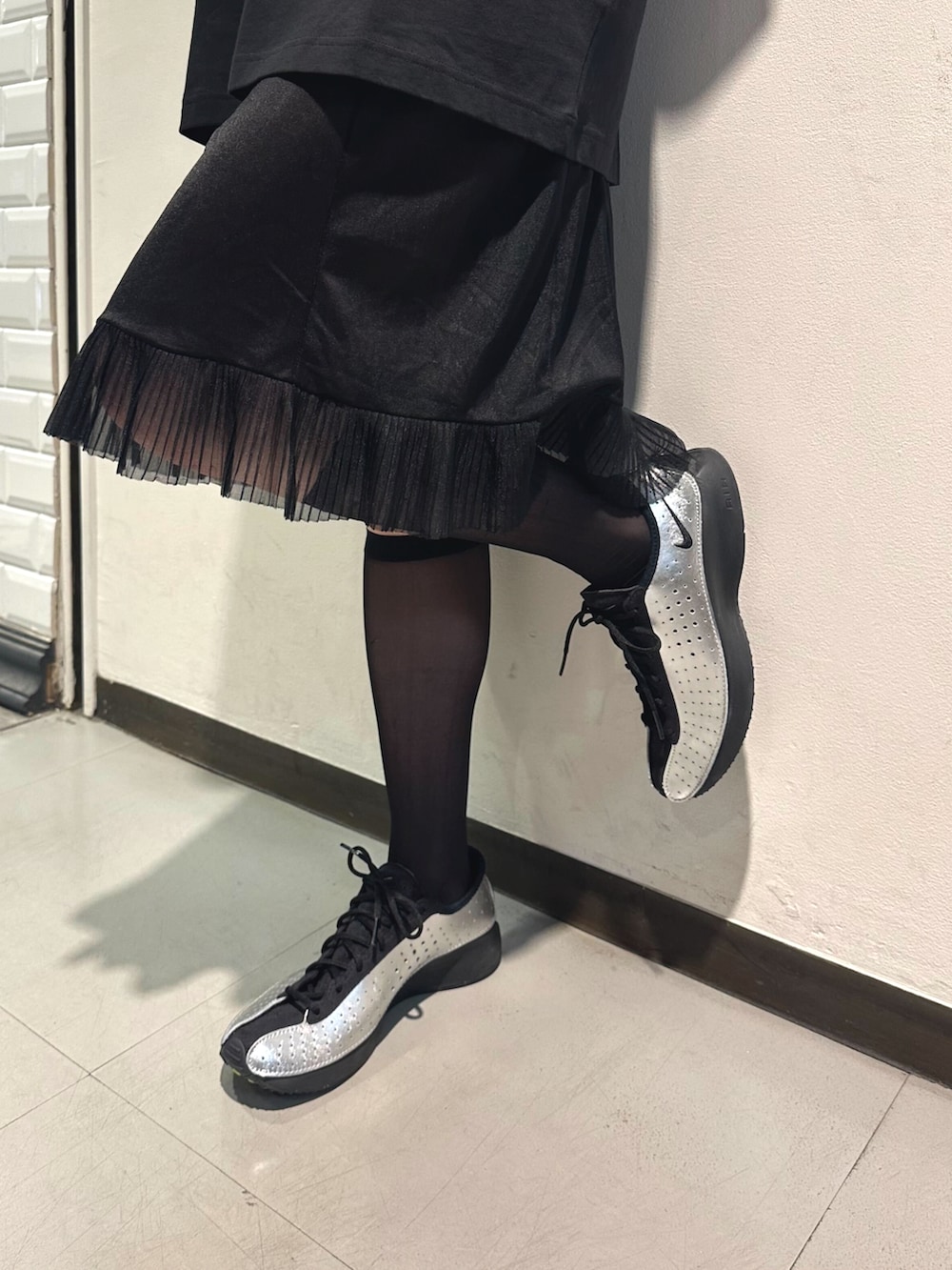 「夏コーデ、NIKE、nike、NIKEスニーカー、NIKESuperfly、スニーカー、スニーカーコーデ、スニーカースタイル、Superfly、オールブラック、オールブラックコーデ、fashion、スポーツミックス コーデ、シアー、モード」｜「NIKEのナイキ エア スーパーフライ ウィメンズシューズ / Nike Air Superfly Women's Shoes IB5824-001 Metallic Silver（スニーカー、シルバー系）」を使った、Nike Yokohama Vivreさん（レディース・156cm）の夏コーディネートの2枚目の写真