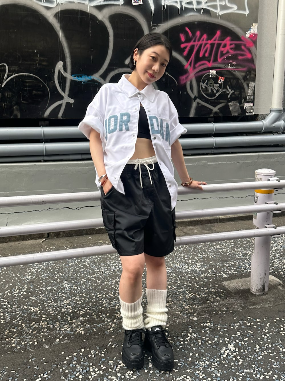「カーゴパンツ、NIKE、ナイキ、Jordan、ジョーダン、ナイキスニーカー、ルーズソックス、秋のコーデ、モノトーンコーデ、レザー、厚底シューズ、ハーフパンツ」｜「JORDAN BRANDのジョーダン ブルックリン メンズ カーゴ ショートパンツ / Jordan Brooklyn Men's Cargo Shorts HV9683-010 Black（その他パンツ、ブラック系）」を使った、Nike Yokohama Vivreさん（レディース・156cm）の秋コーディネートの2枚目の写真
