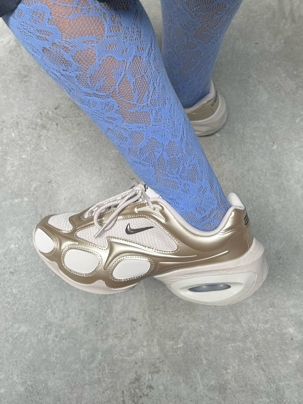 「タンクトップ、NIKE、NIKE AIR MAX、NIKEスニーカー、nike、AIRMAXMUSE、夏コーデ、夏、プリーツスカート、ゴールドシューズ、メタリックシューズ、ブラウス、ガーリー」｜「NIKEのアイテム（スニーカー、ゴールド系）」を使った、Nike Yokohama Vivreさん（レディース・158cm）の夏コーディネートの2枚目の写真
