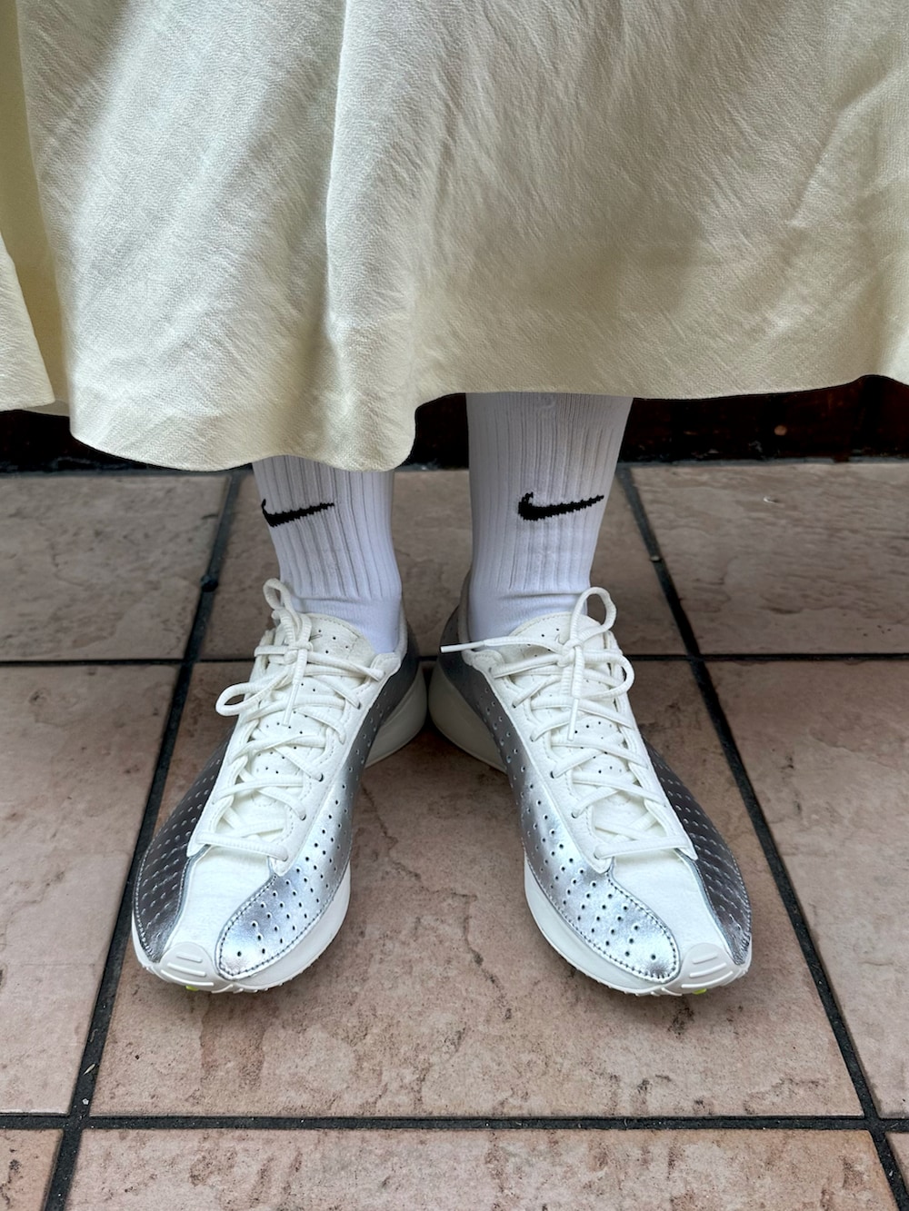 「夏コーデ、夏服、スニーカー、NIKE、nike、NIKEスニーカー、Superfly、NIKESuperfly、タンクトップ、マーメイドスカート、ナイキ、カラーコーデ」｜「NIKEのナイキ エア スーパーフライ ウィメンズシューズ / Nike Air Superfly Women's Shoes IB5824-100 Pale Ivory（スニーカー、ベージュ系）」を使った、Nike Yokohama Vivreさん（レディース・158cm）の夏コーディネートの2枚目の写真