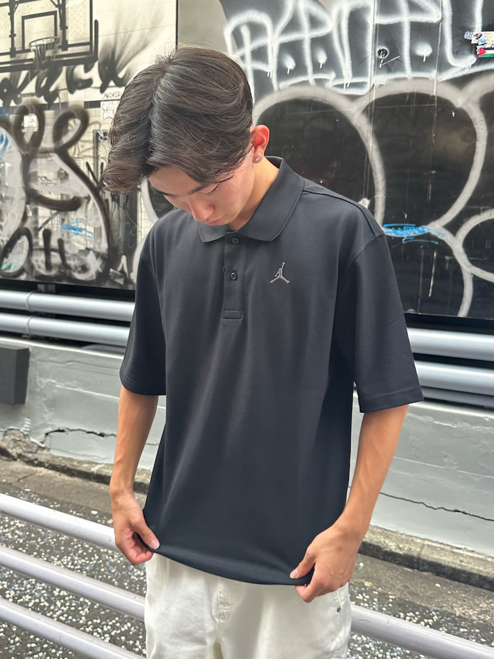 「レザー、厚底シューズ、メンズファッション、ナイキ、ナイキスニーカー、パンツスタイル、ホワイトパンツ、Jordan、ジョーダン、NIKE、秋のコーデ、高身長コーデ、秋、ポロシャツ、デニム」｜「JORDAN BRANDのジョーダン ブルックリン メンズポロ / Jordan Brooklyn Men's Polo IB1041-010 Black（ポロシャツ、ブラック系）」を使った、Nike Yokohama Vivreさん（メンズ・178cm）の夏コーディネートの2枚目の写真