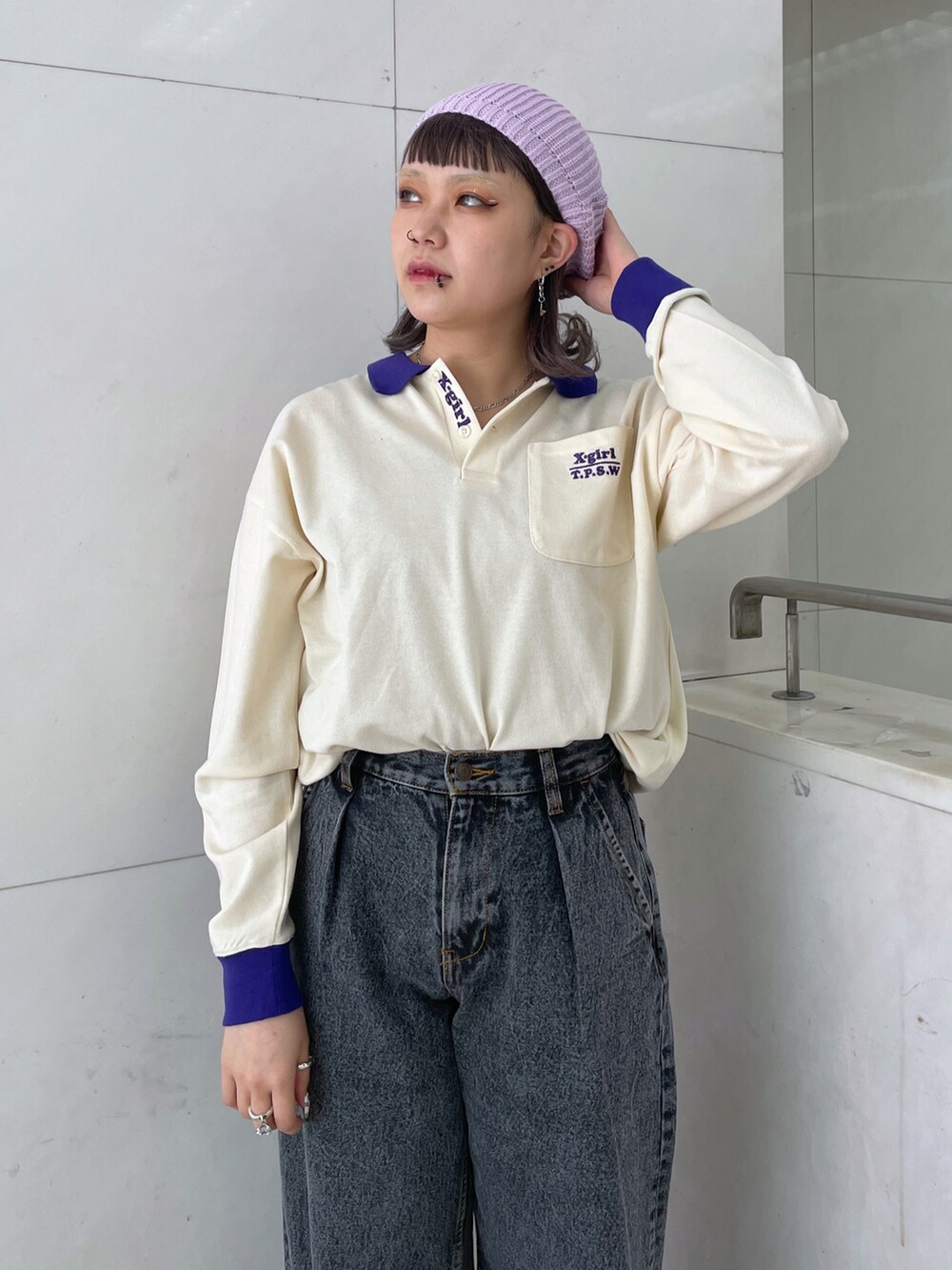 「x-girl、春服みてみて、はるコーデ、ワンポイント、デニム」｜「X-girlのKNEE SLIT WIDE LEG DENIM PANTS（デニムパンツ、ブラック系）」を使った、宮野瑠華さん（レディース・158cm）の春コーディネートの2枚目の写真
