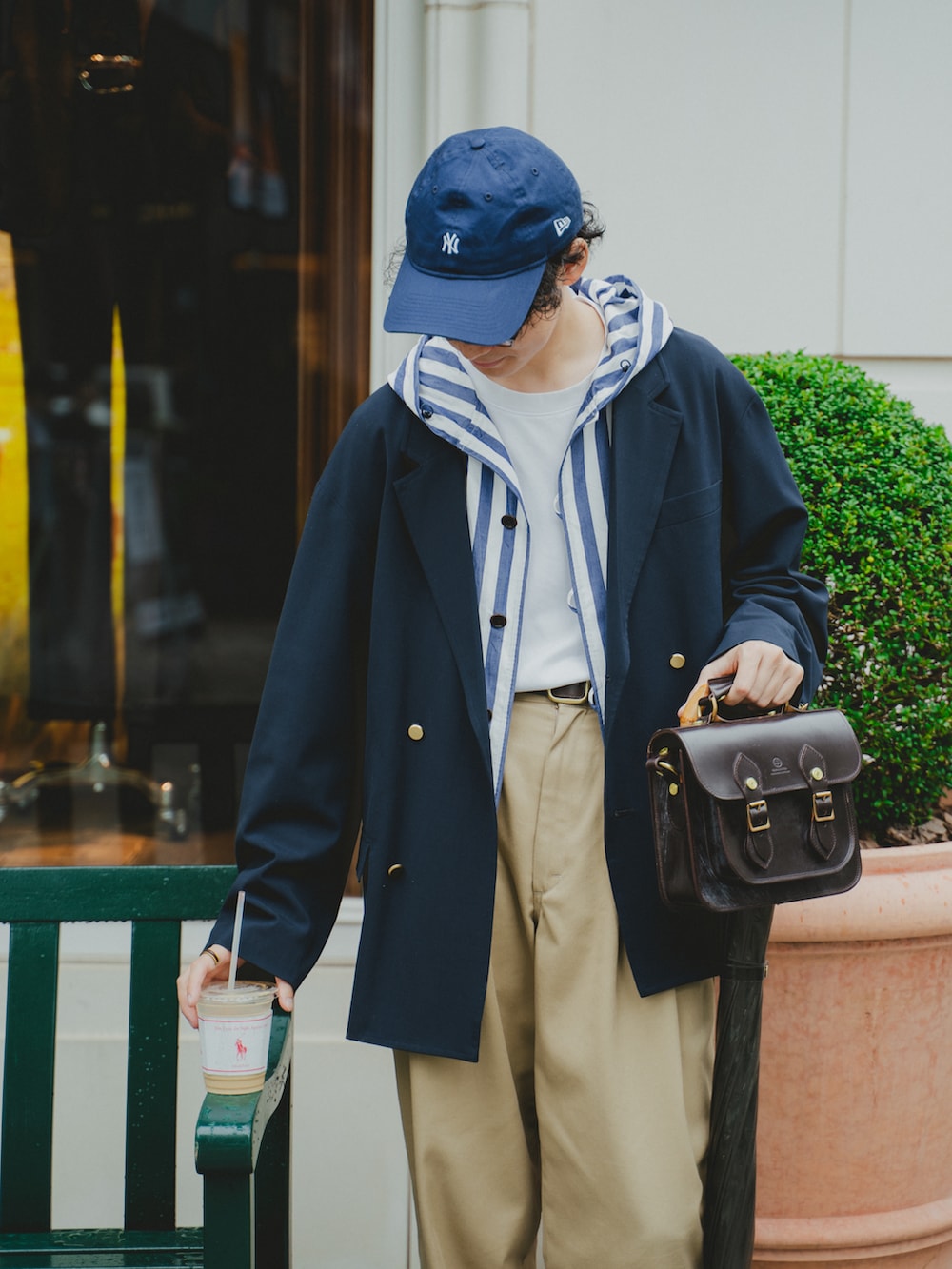 ブラウン系のショルダーバッグ、ベージュ系のその他パンツ、ブラウン系のローファーを着用したメンズの秋コーディネートの2枚目の写真