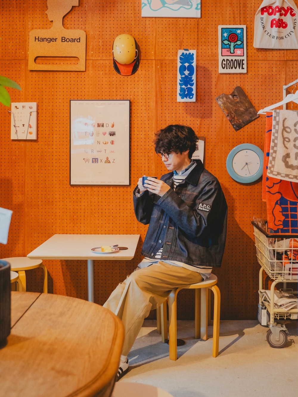 ホワイト系のスニーカー、ホワイト系のトートバッグ、ブルー系のニット/セーターを着用したメンズの冬コーディネートの5枚目の写真