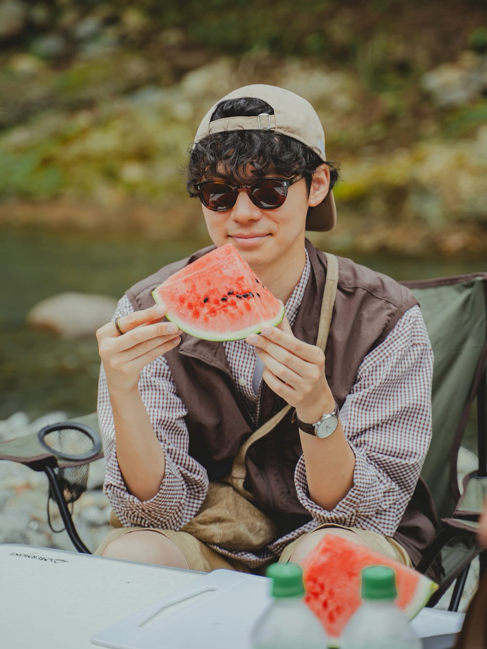 ブラウン系のベスト、ベージュ系のショルダーバッグ、ブラウン系のサンダルを着用したメンズの夏コーディネートの2枚目の写真