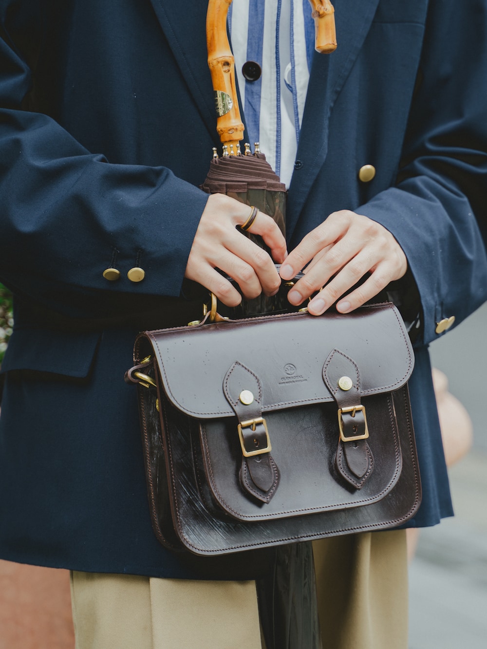 ブラウン系のショルダーバッグ、ベージュ系のその他パンツ、ブラウン系のローファーを着用したメンズの秋コーディネートの3枚目の写真