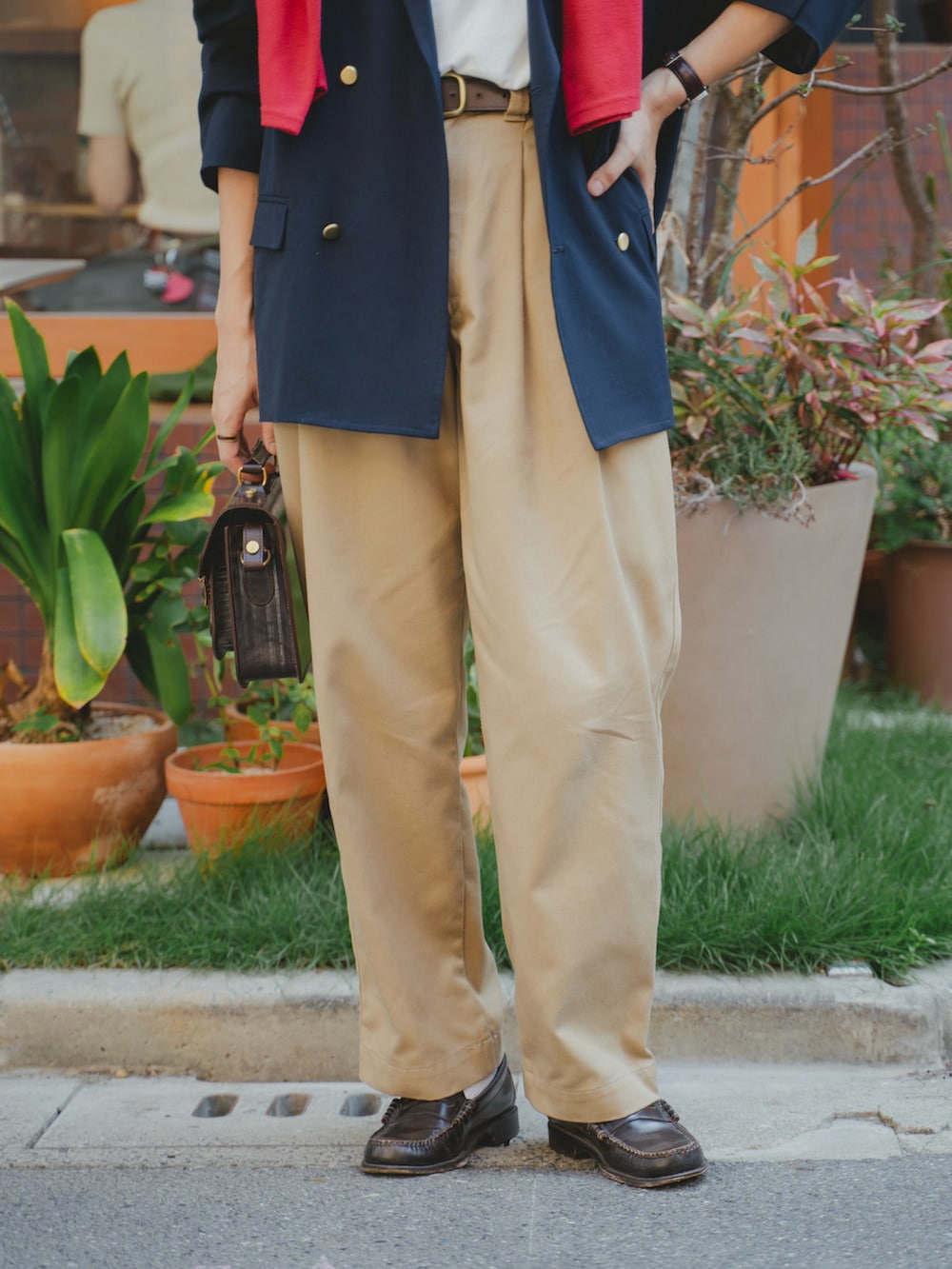 ブラウン系のショルダーバッグ、ベージュ系のその他パンツ、ブラウン系のローファーを着用したメンズの秋コーディネートの5枚目の写真