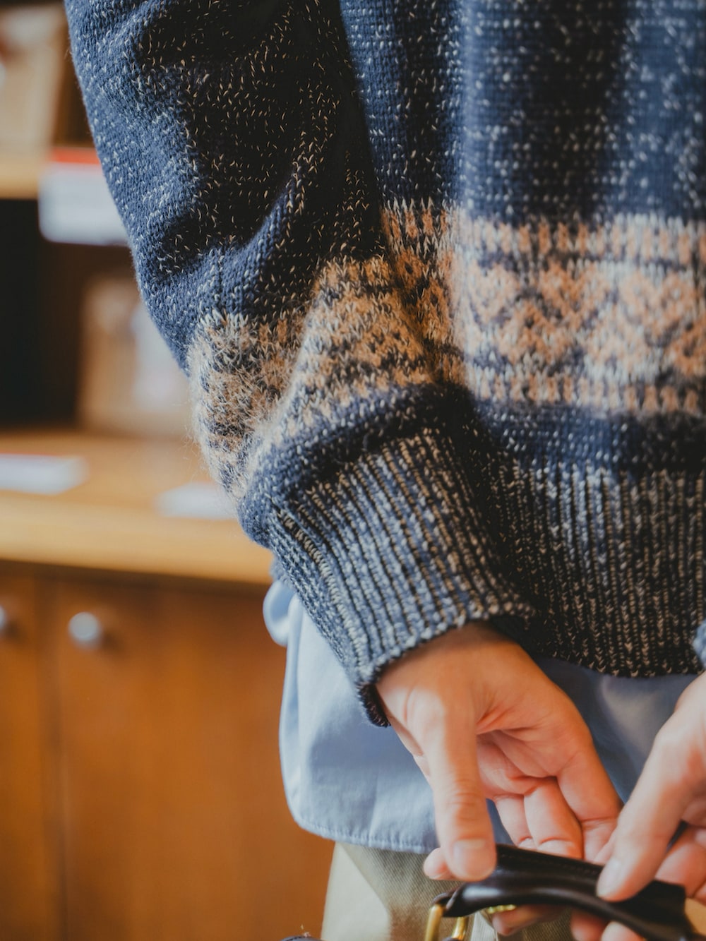 ブラウン系のショルダーバッグ、ベージュ系のその他パンツ、ブラウン系のローファーを着用したメンズの秋コーディネートの3枚目の写真