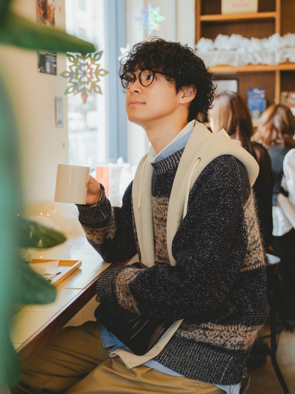 ブラウン系のショルダーバッグ、ベージュ系のその他パンツ、ブラウン系のローファーを着用したメンズの秋コーディネートの2枚目の写真