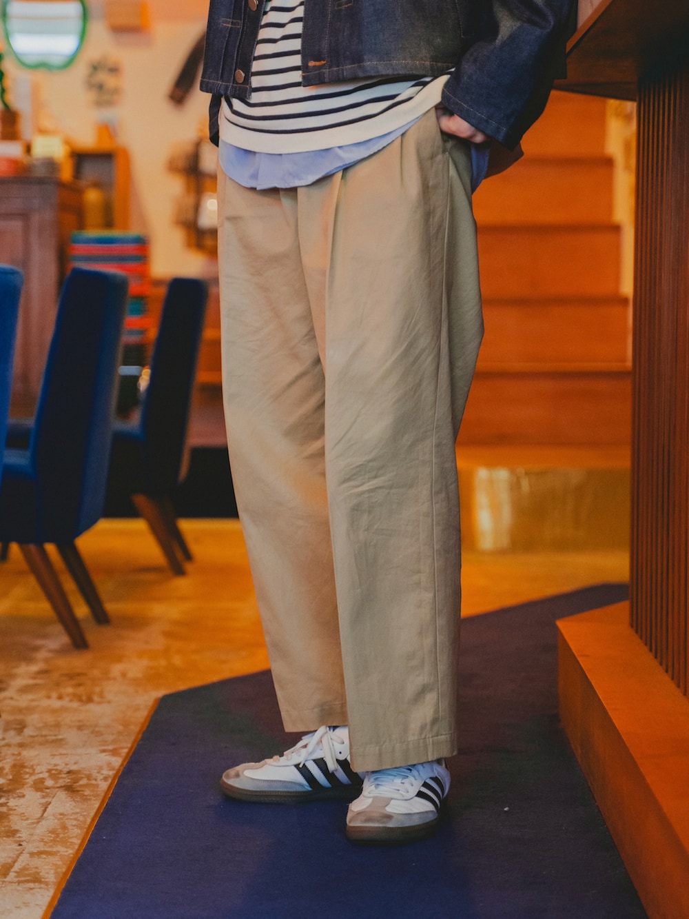 ホワイト系のスニーカー、ホワイト系のトートバッグ、ブルー系のニット/セーターを着用したメンズの冬コーディネートの4枚目の写真