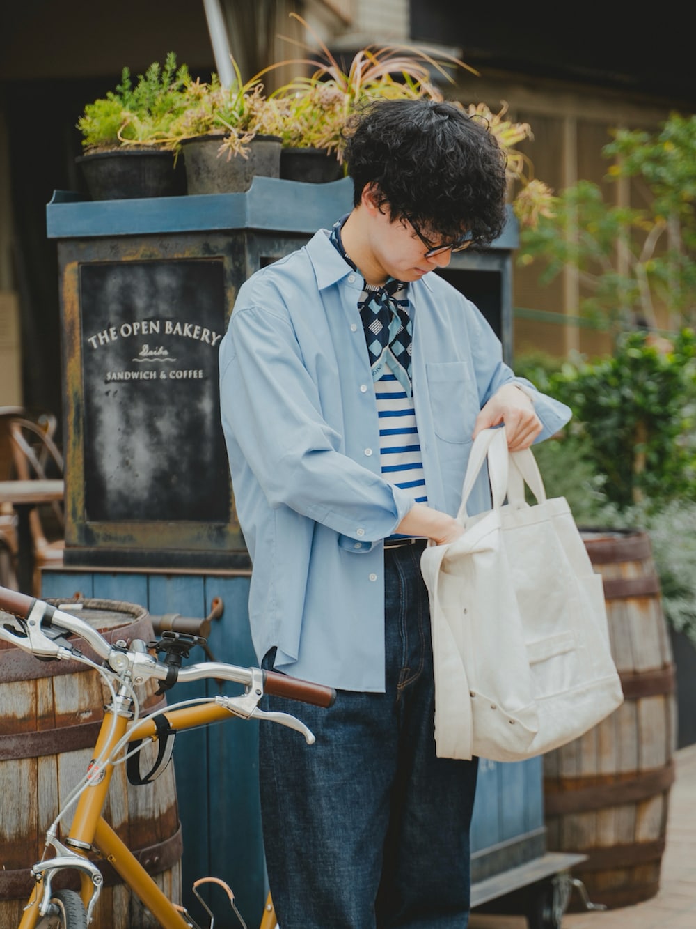 「スカーフ、メガネ男子、シャツスタイル、シャツ、ボーダー、デニム、ワイドデニム、デニムパンツ、白スニーカー、さらっと晴れやかスナップ、夏だ!Tシャツ着よう!、きれいめカジュアル、ショルダーバッグ、夏コーデ、FUDGE」|「UNFOLKの#-25 Hand print silk scarf / 2023aw / サイズ F(バンダナ/スカーフ、ブルー系)」を使った、三木 克海さん(メンズ・175cm)の夏コーディネートの2枚目の写真
