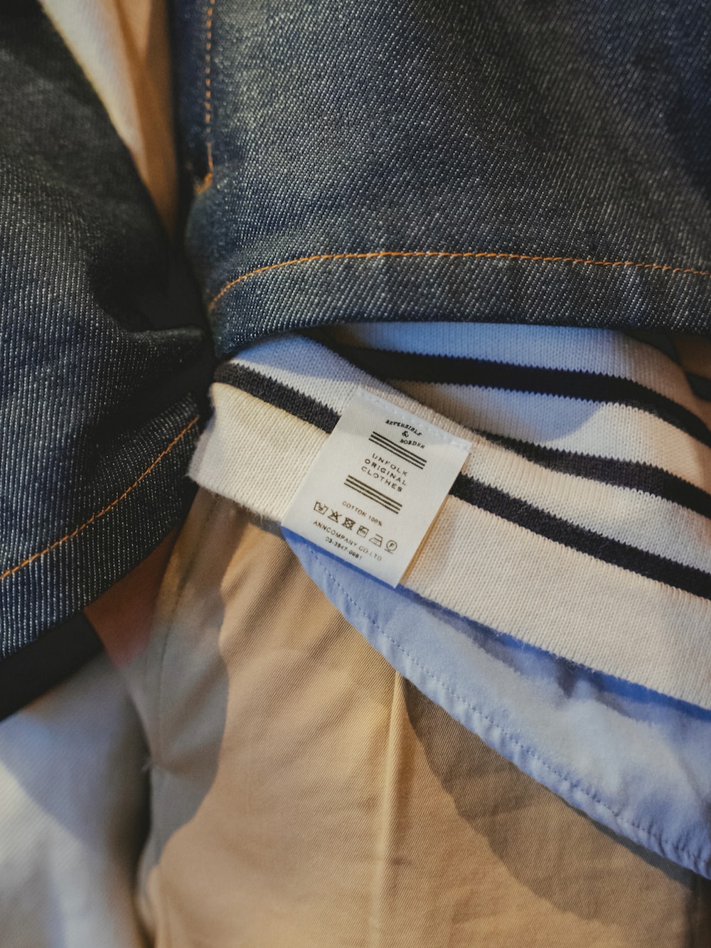 ホワイト系のスニーカー、ホワイト系のトートバッグ、ブルー系のニット/セーターを着用したメンズの冬コーディネートの3枚目の写真