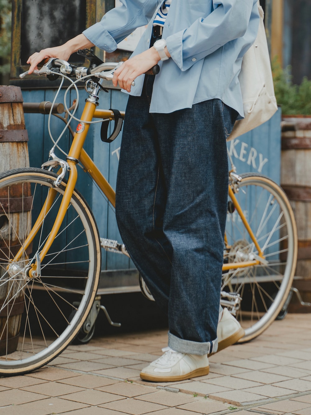 「スカーフ、メガネ男子、シャツスタイル、シャツ、ボーダー、デニム、ワイドデニム、デニムパンツ、白スニーカー、さらっと晴れやかスナップ、夏だ!Tシャツ着よう!、きれいめカジュアル、ショルダーバッグ、夏コーデ、FUDGE」|「UNFOLKの#-25 Hand print silk scarf / 2023aw / サイズ F(バンダナ/スカーフ、ブルー系)」を使った、三木 克海さん(メンズ・175cm)の夏コーディネートの4枚目の写真