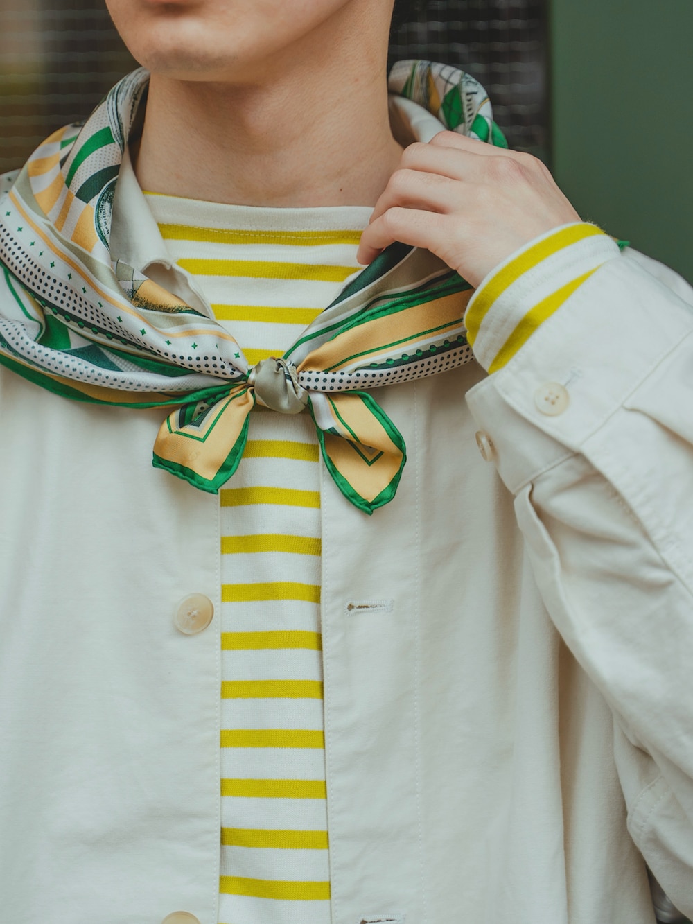 ホワイト系のカバーオール、イエロー系のTシャツ/カットソー、グリーン系のカーゴパンツを着用したメンズの春コーディネートの3枚目の写真