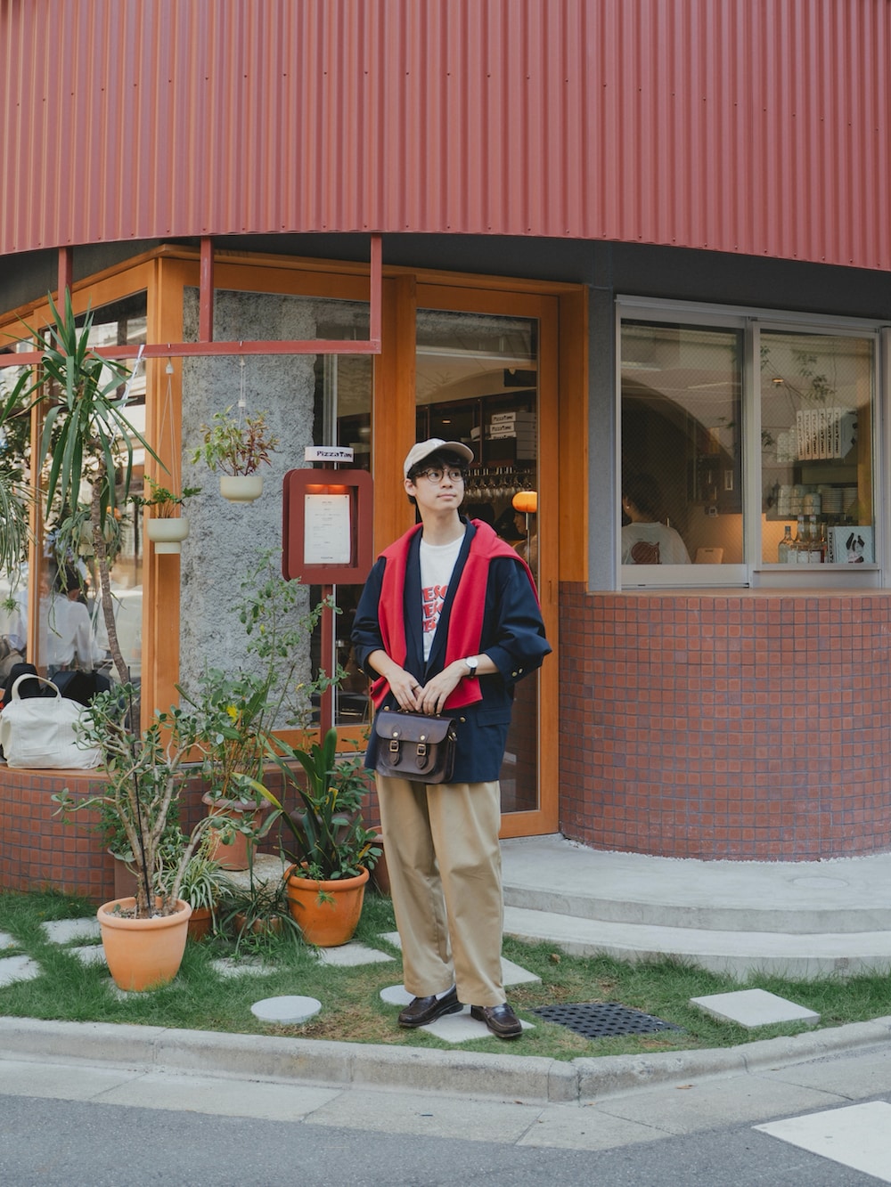 ブラウン系のショルダーバッグ、ベージュ系のその他パンツ、ブラウン系のローファーを着用したメンズの秋コーディネートの4枚目の写真