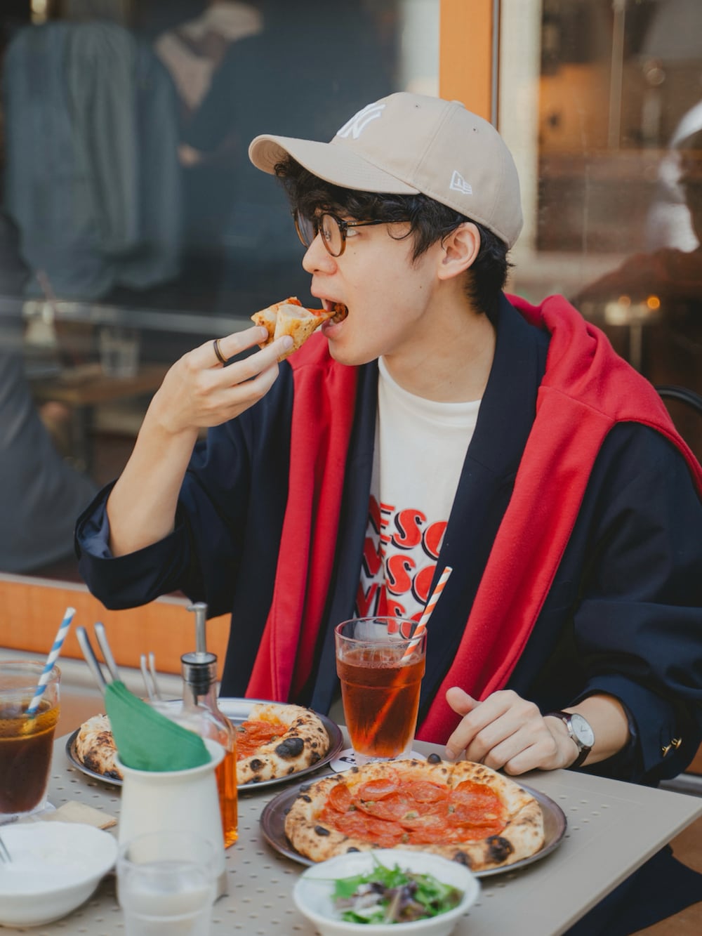 ブラウン系のショルダーバッグ、ベージュ系のその他パンツ、ブラウン系のローファーを着用したメンズの秋コーディネートの2枚目の写真