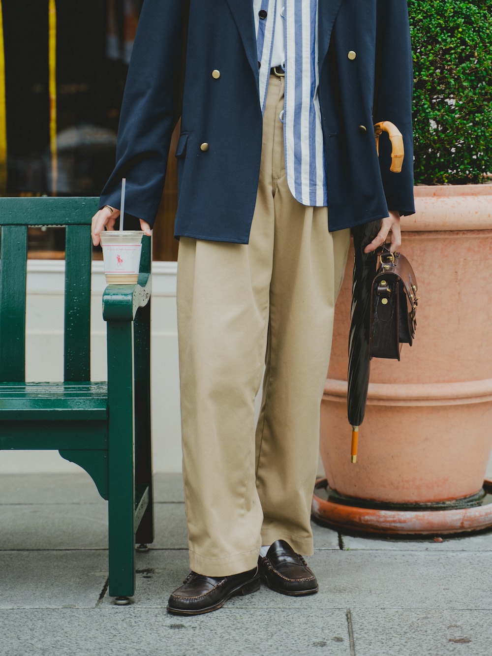 ブラウン系のショルダーバッグ、ベージュ系のその他パンツ、ブラウン系のローファーを着用したメンズの秋コーディネートの4枚目の写真