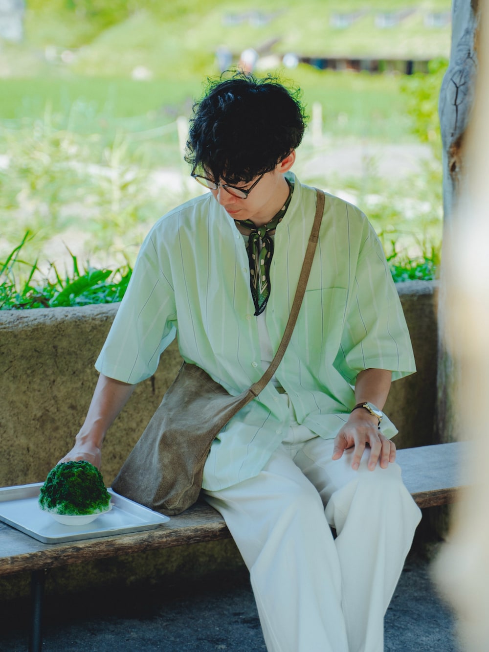 ベージュ系のショルダーバッグ、ホワイト系のその他パンツ、ベージュ系のサンダルを着用したメンズの夏コーディネートの2枚目の写真