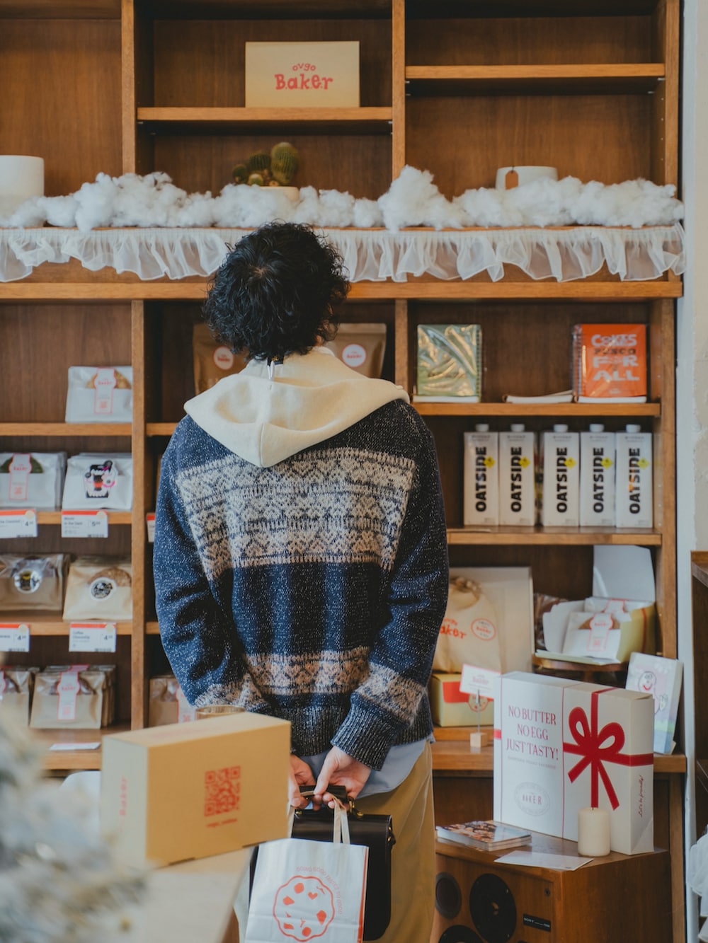 ブラウン系のショルダーバッグ、ベージュ系のその他パンツ、ブラウン系のローファーを着用したメンズの秋コーディネートの4枚目の写真