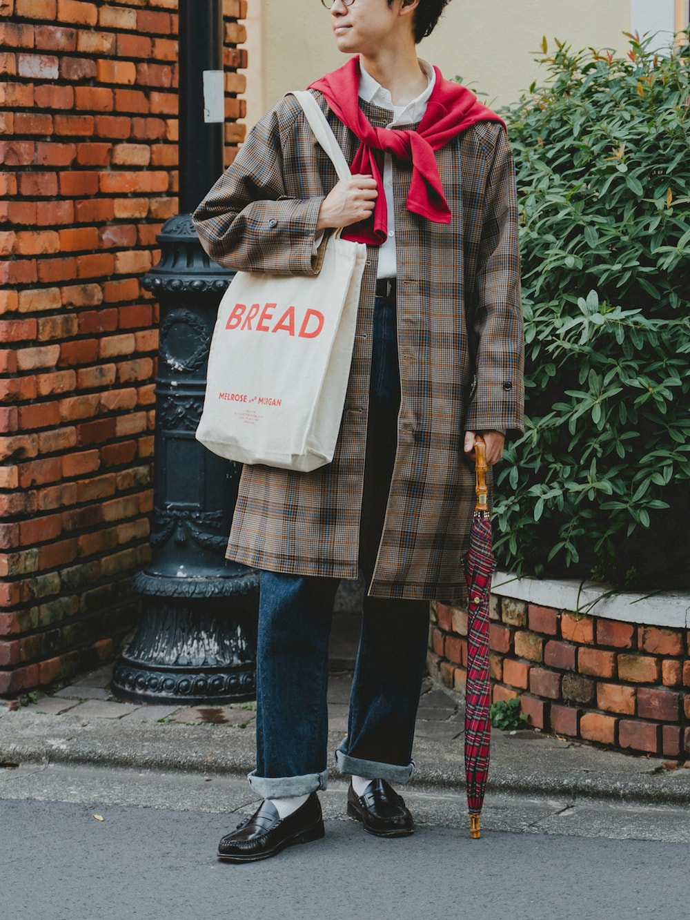 「肩掛けカーデ、メガネ男子、シャツスタイル、チェックコート、ノーカラーコート、デニムパンツ、アナトミカ、ローファー、トートバッグ、トラッド、きれいめカジュアル、FUDGE、冬アウター、ロングコート、最近のいい感じコーデ」|「UNFOLKの#-27 Reversible nocollar coat / 2024AW / サイズ2(ノーカラーコート、ベージュ系)」を使った、三木 克海さん(メンズ・175cm)の秋コーディネートの3枚目の写真