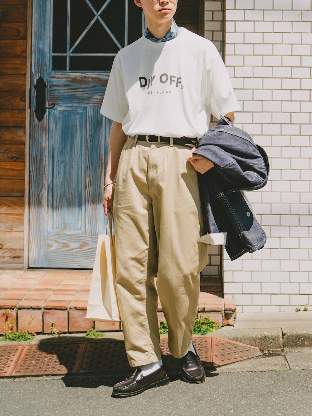 ブルー系のデニムジャケット、ホワイト系のTシャツ/カットソー、ベージュ系のチノパンツを着用したメンズの春コーディネートの3枚目の写真