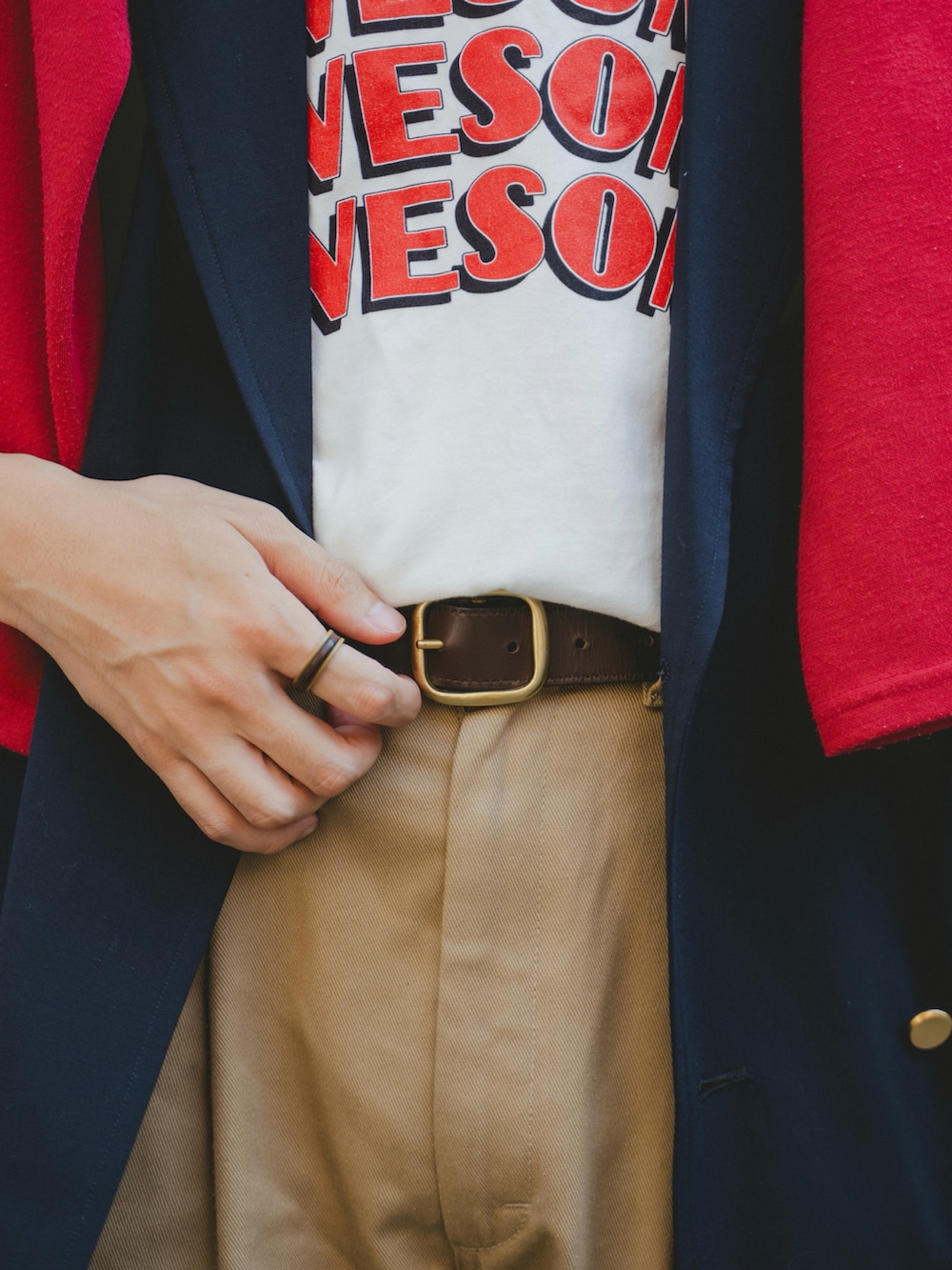 ブラウン系のショルダーバッグ、ベージュ系のその他パンツ、ブラウン系のローファーを着用したメンズの秋コーディネートの3枚目の写真