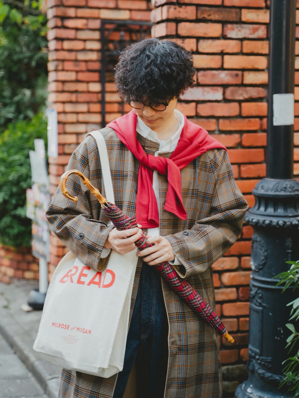 「肩掛けカーデ、メガネ男子、シャツスタイル、チェックコート、ノーカラーコート、デニムパンツ、アナトミカ、ローファー、トートバッグ、トラッド、きれいめカジュアル、FUDGE、冬アウター、ロングコート、最近のいい感じコーデ」|「UNFOLKの#-27 Reversible nocollar coat / 2024AW / サイズ2(ノーカラーコート、ベージュ系)」を使った、三木 克海さん(メンズ・175cm)の秋コーディネートの2枚目の写真