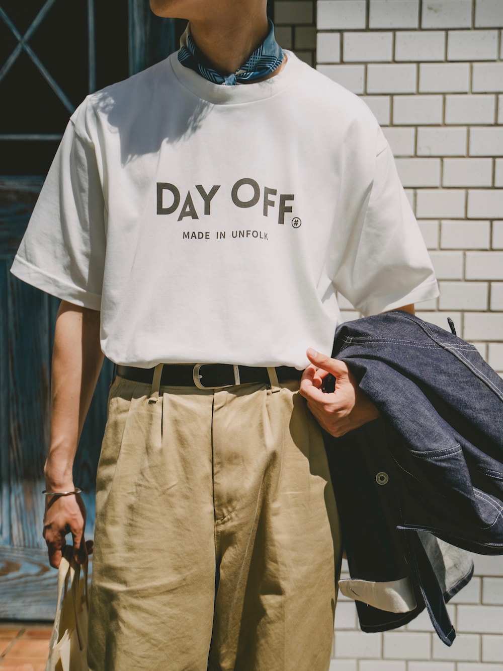 ブルー系のデニムジャケット、ホワイト系のTシャツ/カットソー、ベージュ系のチノパンツを着用したメンズの春コーディネートの2枚目の写真