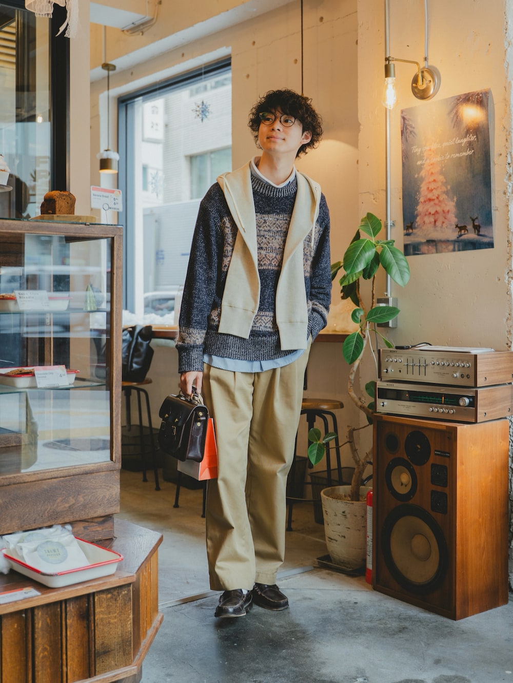 ブラウン系のショルダーバッグ、ベージュ系のその他パンツ、ブラウン系のローファーを着用したメンズの秋コーディネートの5枚目の写真