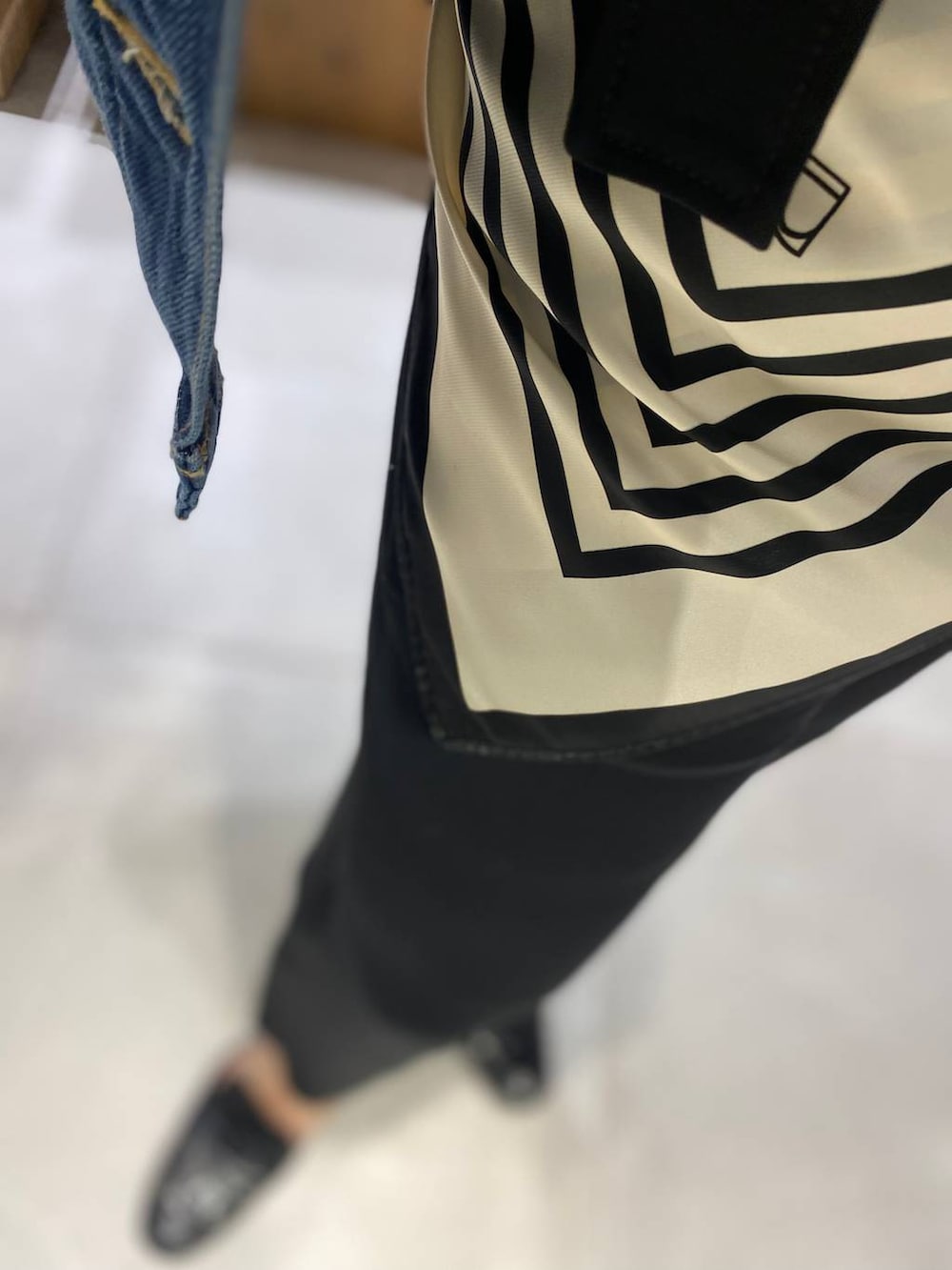 ベージュ系のその他アウター、ブラック系のサロペット/オーバーオール、ブルー系のデニムジャケットを着用したレディースの冬コーディネートの7枚目の写真