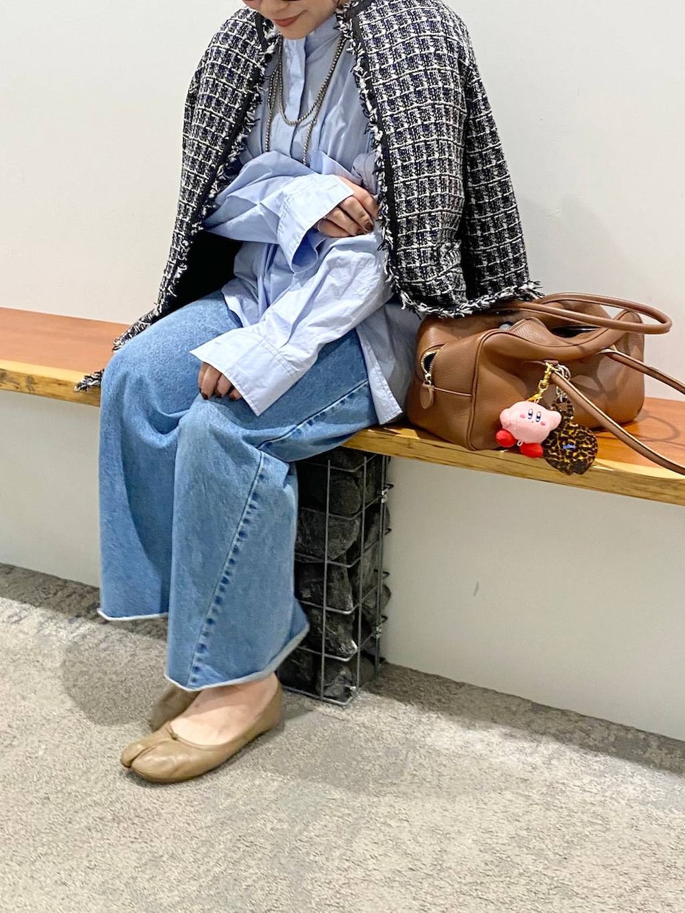 ブルー系のデニムパンツ、グレー系のカーディガン/ボレロ、グレー系のその他パンツを着用したレディースの秋コーディネートの7枚目の写真