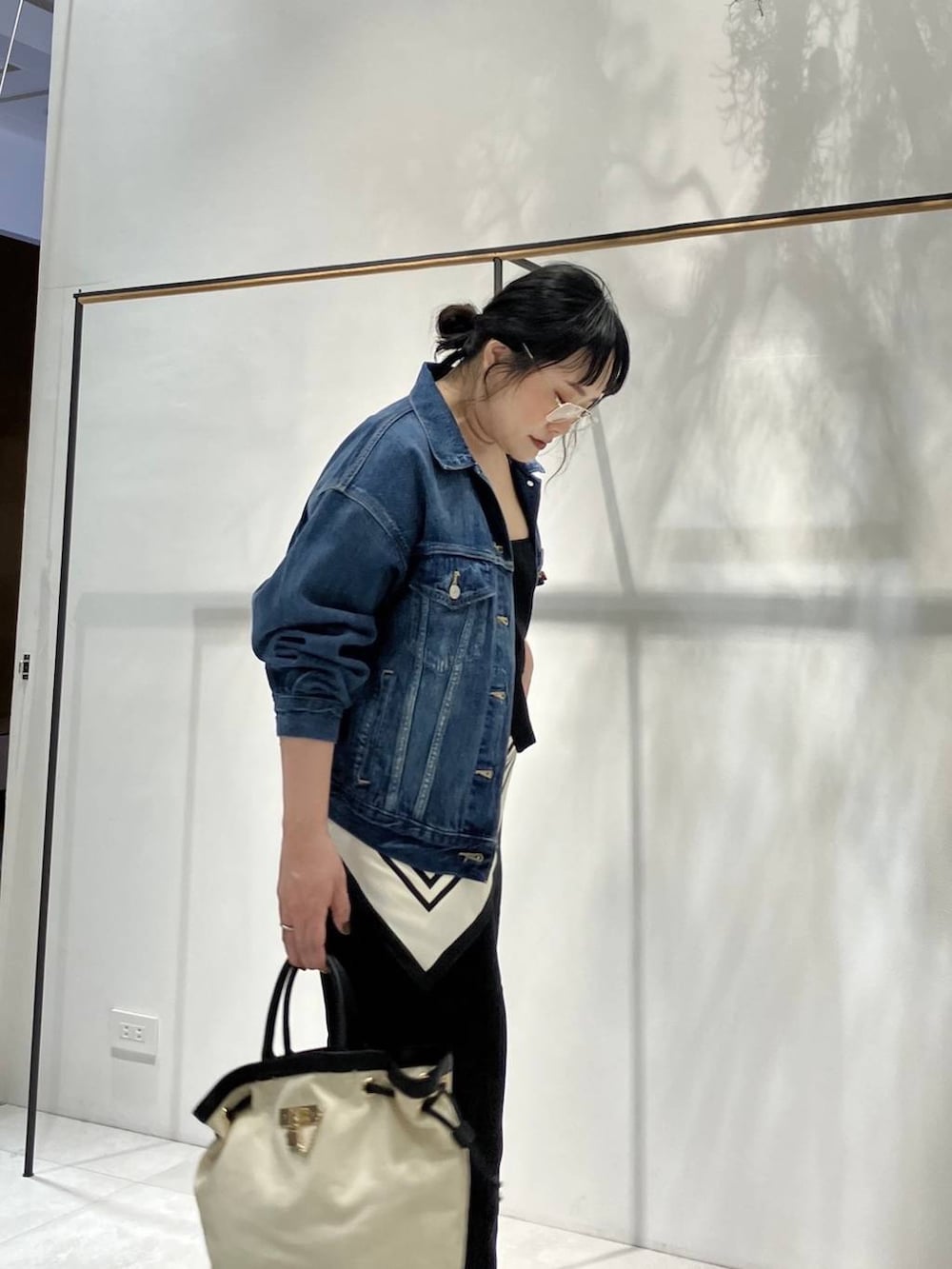 ベージュ系のその他アウター、ブラック系のサロペット/オーバーオール、ブルー系のデニムジャケットを着用したレディースの冬コーディネートの2枚目の写真