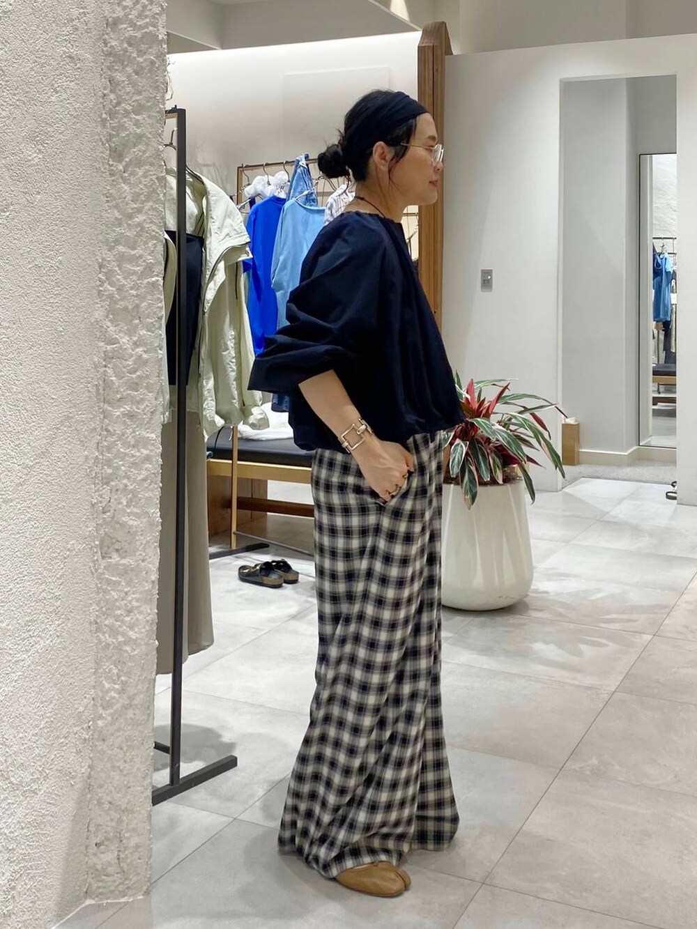 ブラック系のブルゾン、ブラック系のつなぎ/オールインワンを着用したレディースの春コーディネートの3枚目の写真