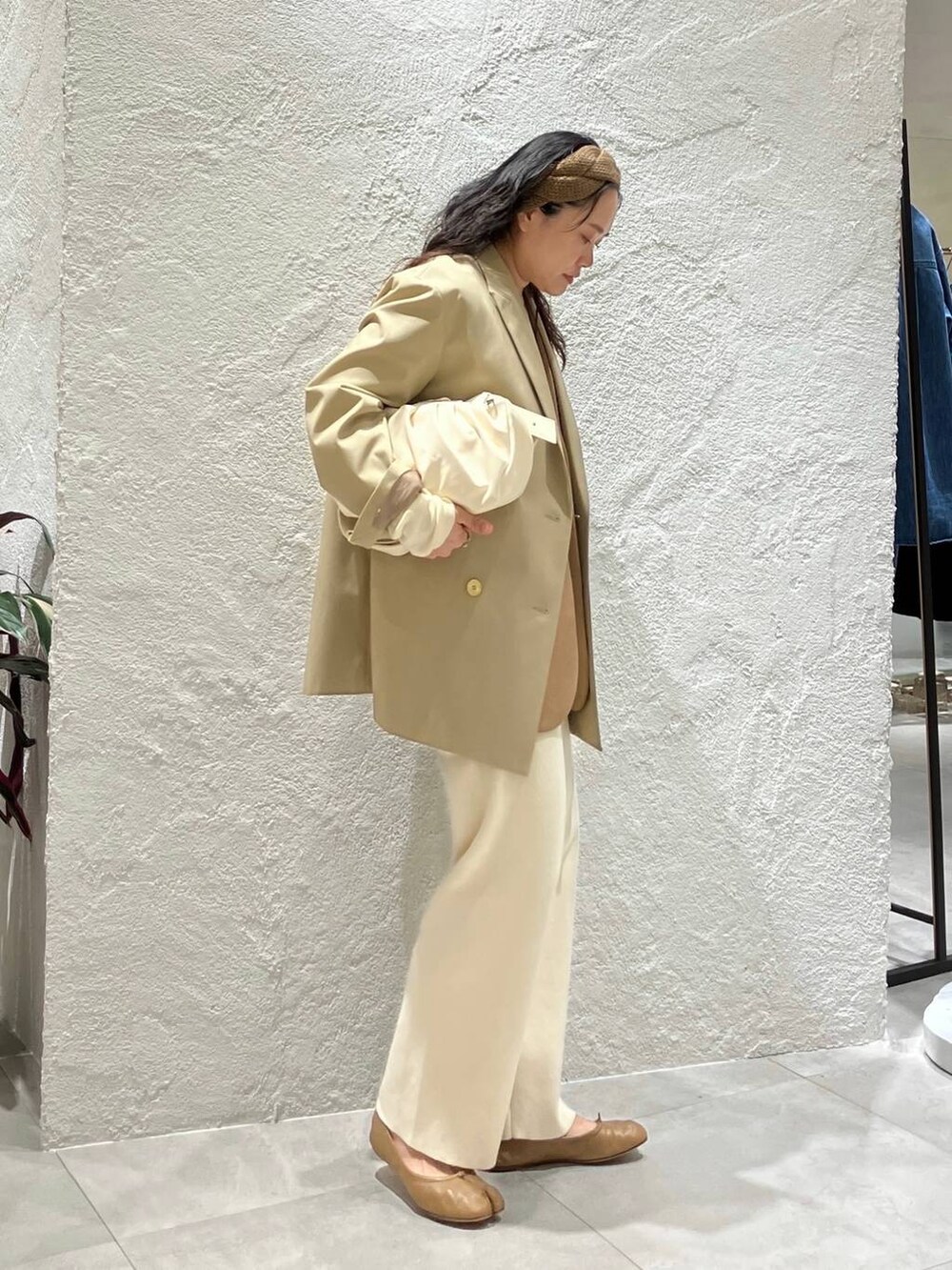 ベージュ系のショルダーバッグ、ベージュ系のテーラードジャケット、ベージュ系のその他アウターを着用したレディースの冬コーディネートの2枚目の写真