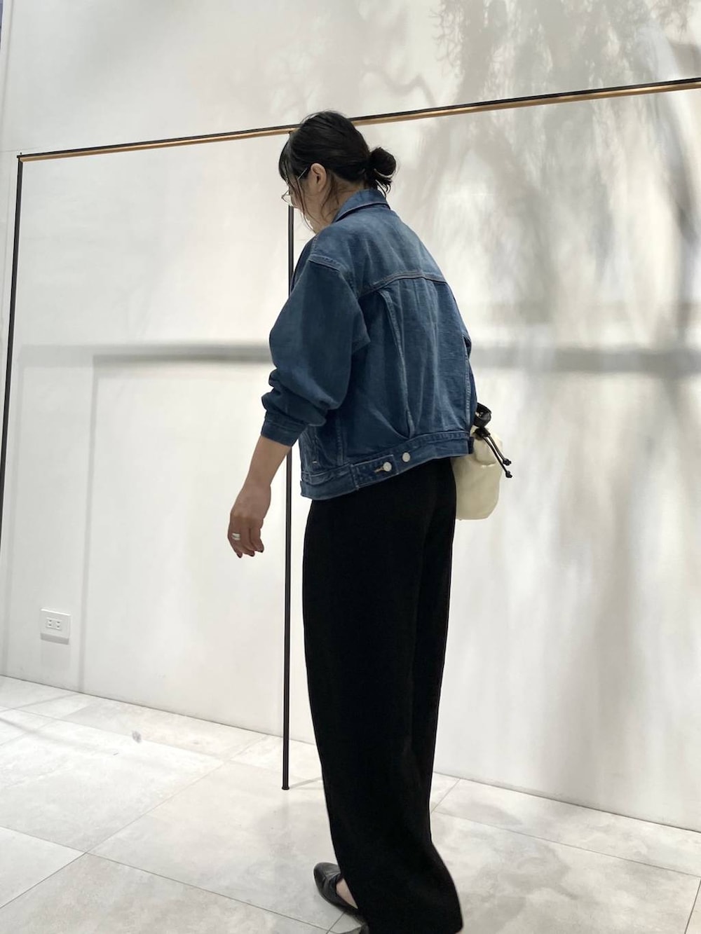 ベージュ系のその他アウター、ブラック系のサロペット/オーバーオール、ブルー系のデニムジャケットを着用したレディースの冬コーディネートの3枚目の写真