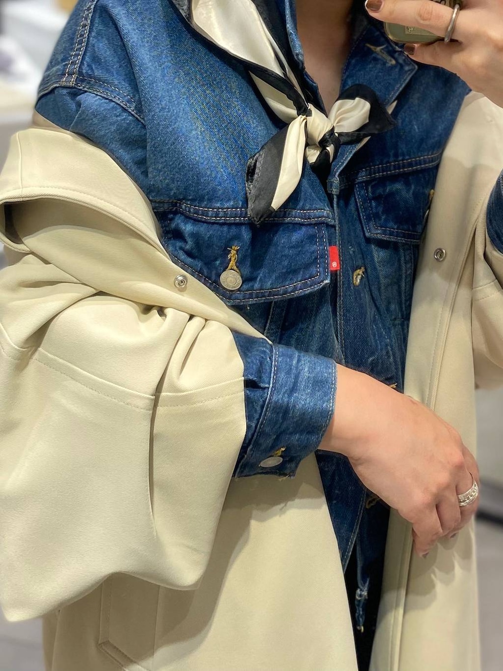 ベージュ系のその他アウター、ブラック系のサロペット/オーバーオール、ブルー系のデニムジャケットを着用したレディースの冬コーディネートの6枚目の写真