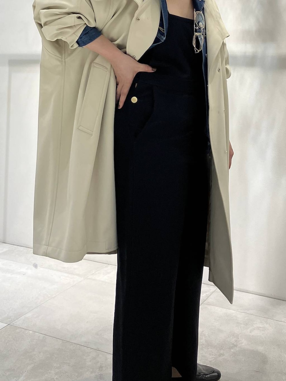 ベージュ系のその他アウター、ブラック系のサロペット/オーバーオール、ブルー系のデニムジャケットを着用したレディースの冬コーディネートの8枚目の写真