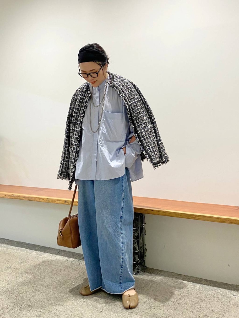 ブルー系のデニムパンツ、グレー系のカーディガン/ボレロ、グレー系のその他パンツを着用したレディースの秋コーディネートの6枚目の写真
