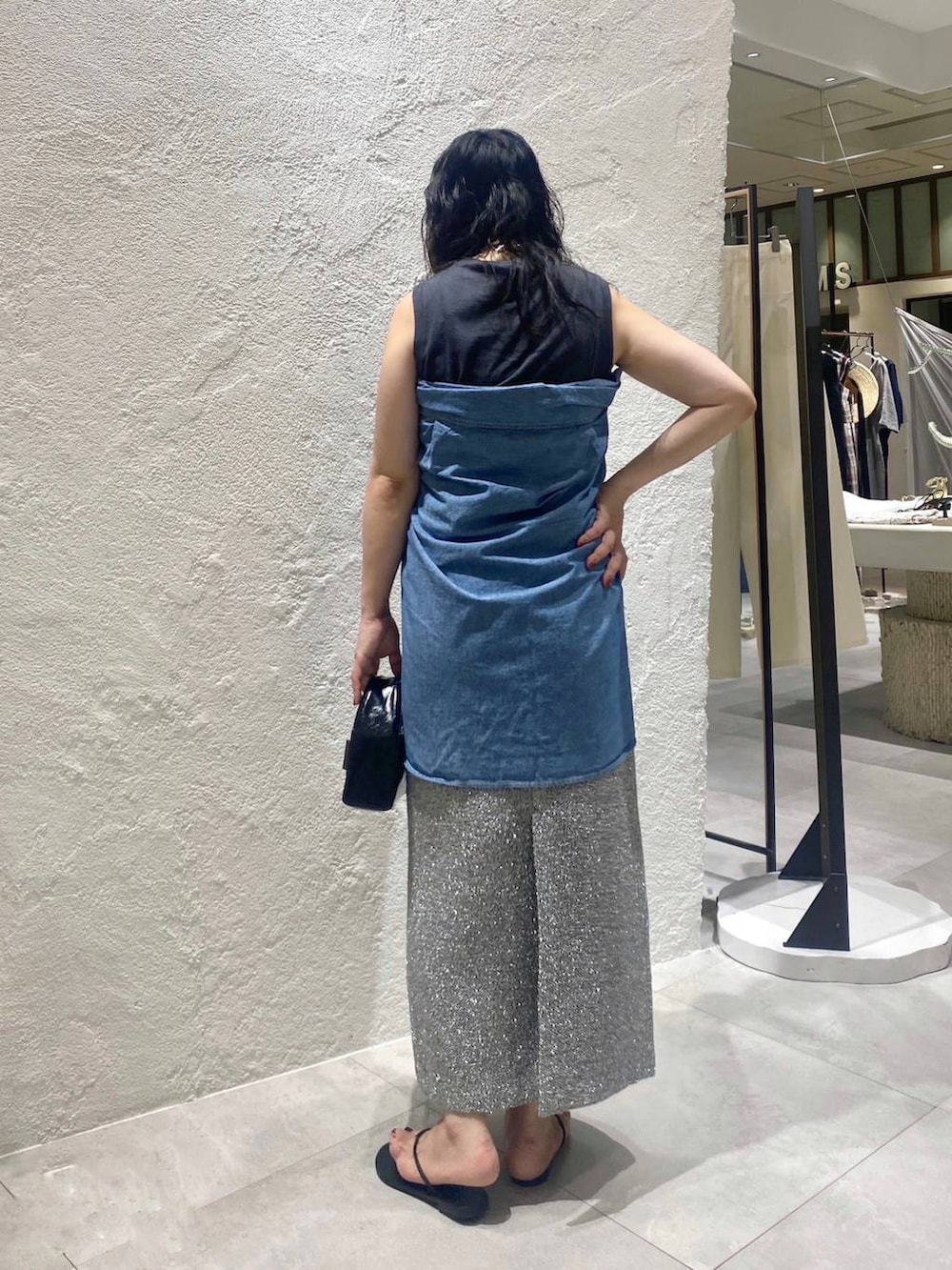 グレー系のタンクトップ、ブラック系のサンダル、ブルー系のシャツ/ブラウスを着用したレディースの夏コーディネートの3枚目の写真