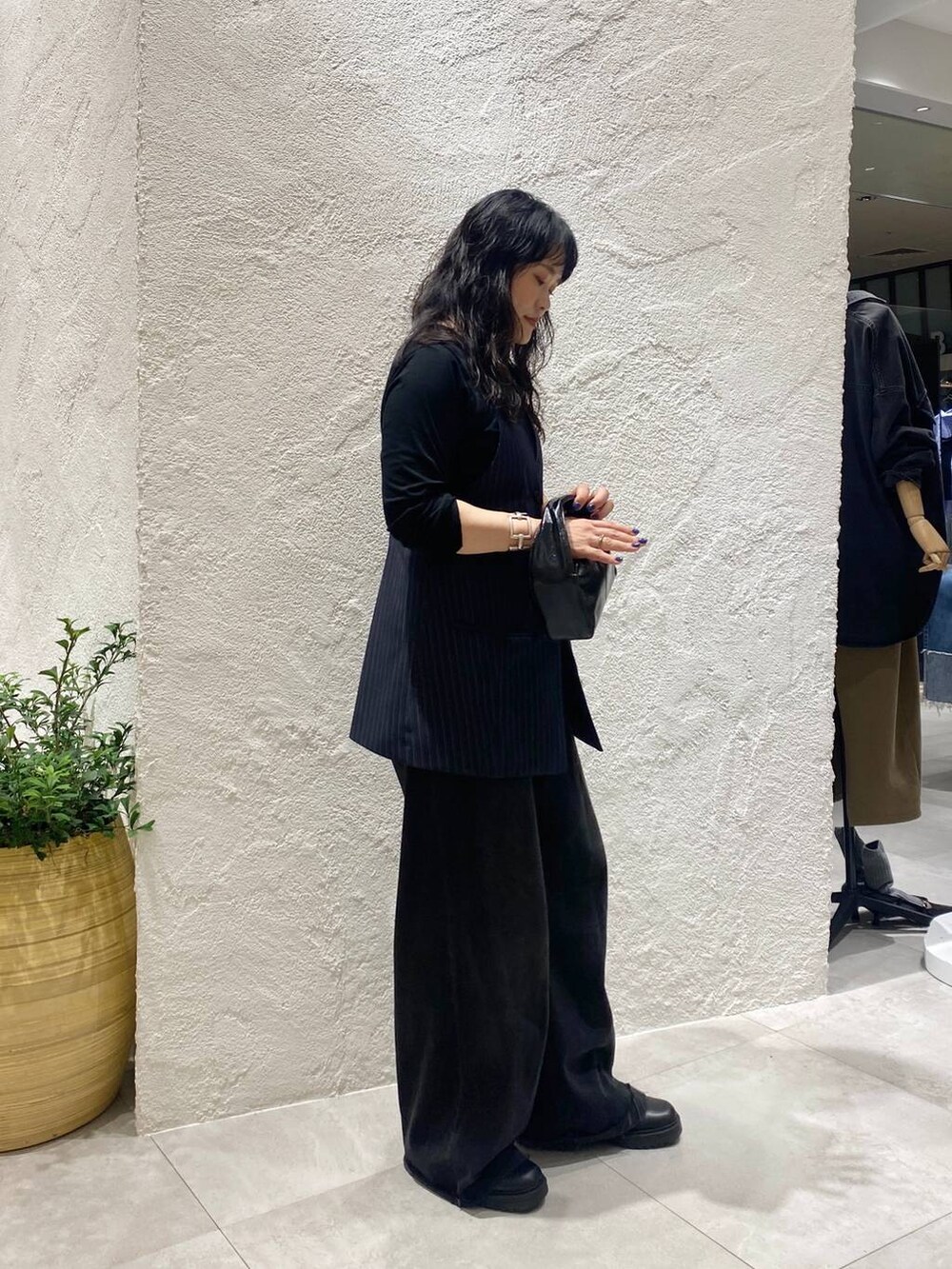 ブラック系のデニムパンツ、ブルー系のベスト、ブラック系のTシャツ/カットソーを着用したレディースの夏コーディネートの2枚目の写真