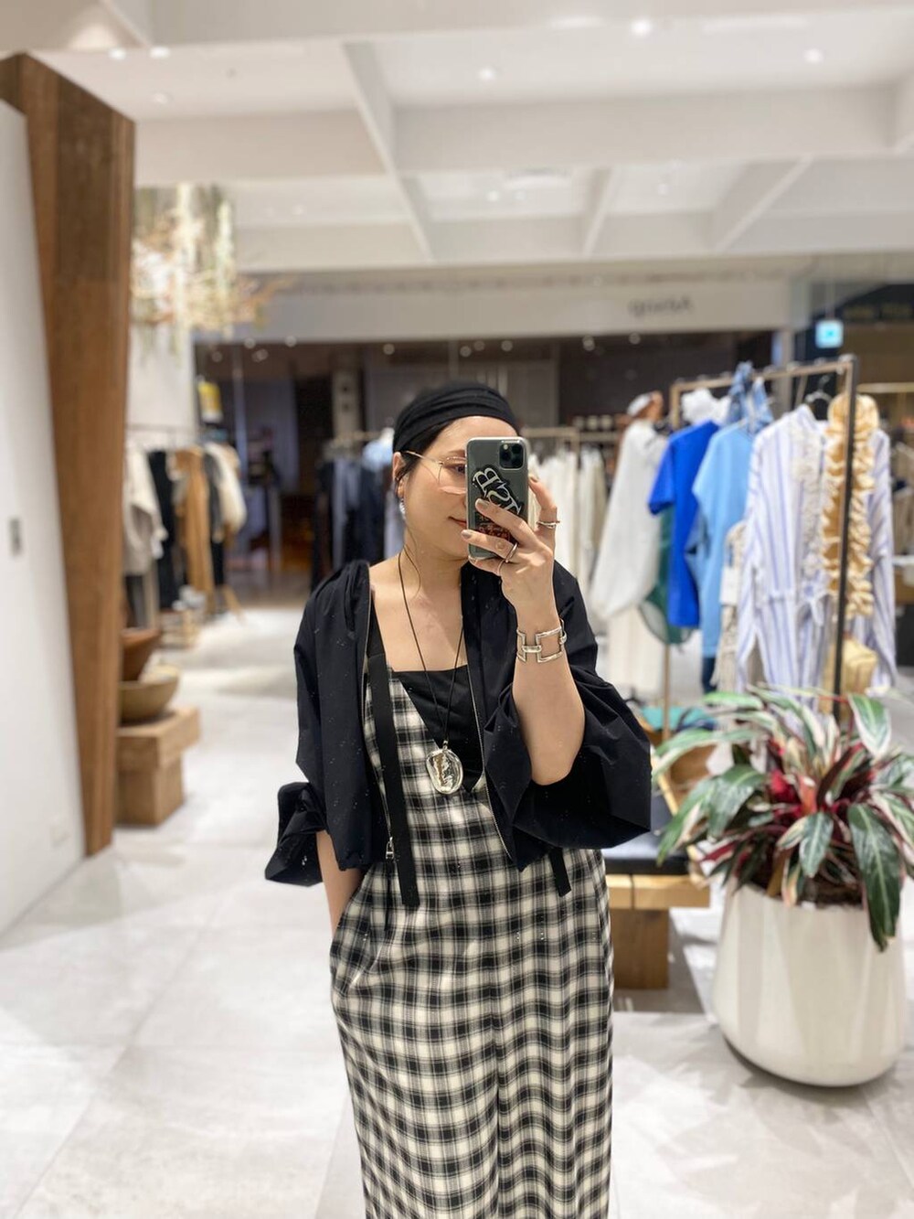 ブラック系のブルゾン、ブラック系のつなぎ/オールインワンを着用したレディースの春コーディネートの6枚目の写真