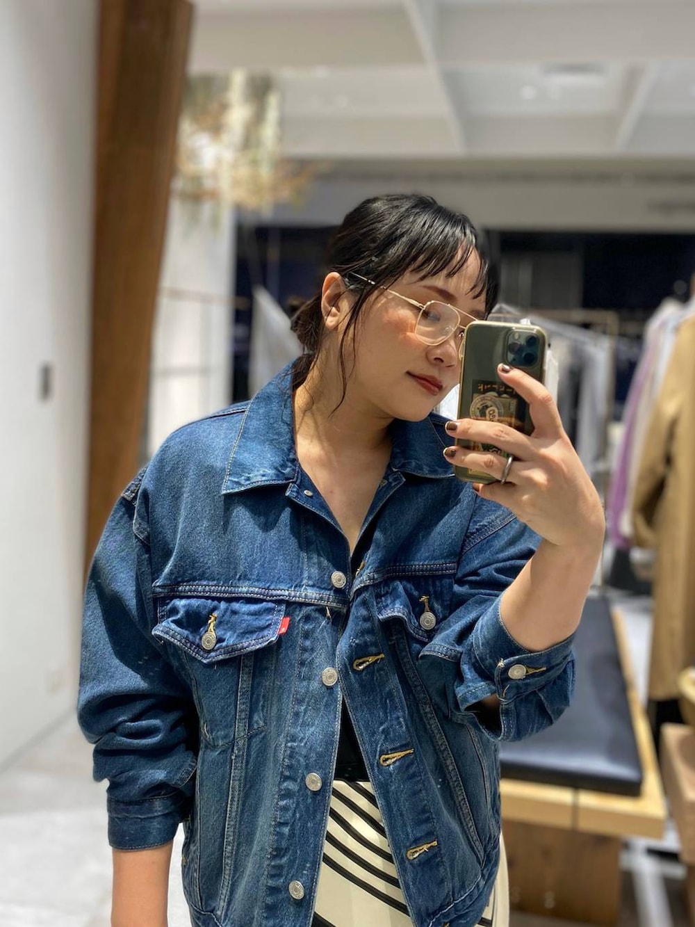 ベージュ系のその他アウター、ブラック系のサロペット/オーバーオール、ブルー系のデニムジャケットを着用したレディースの冬コーディネートの4枚目の写真