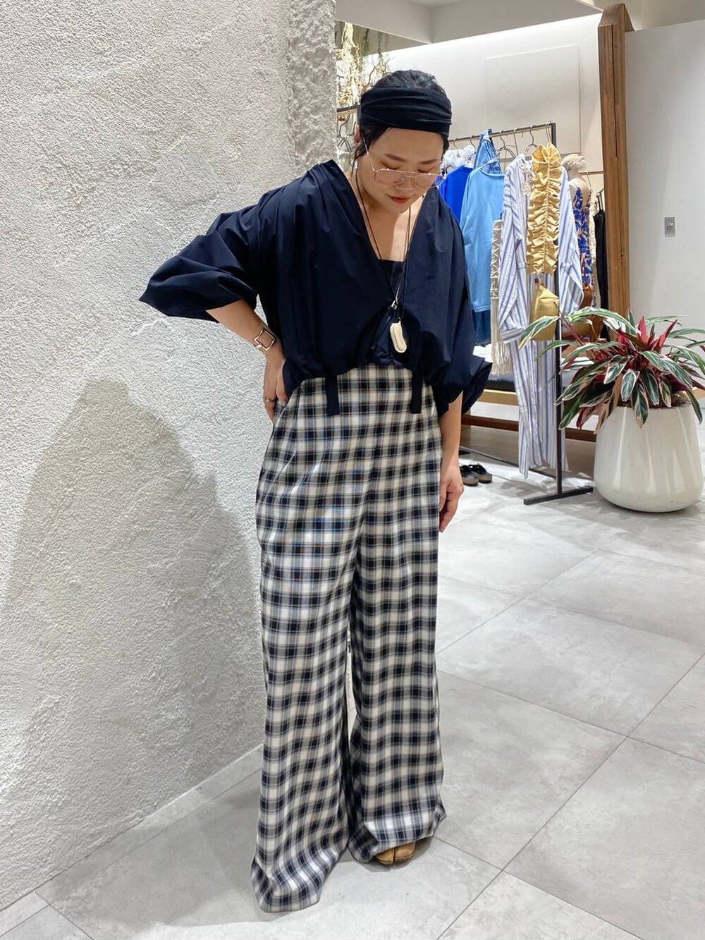 ブラック系のブルゾン、ブラック系のつなぎ/オールインワンを着用したレディースの春コーディネートの5枚目の写真