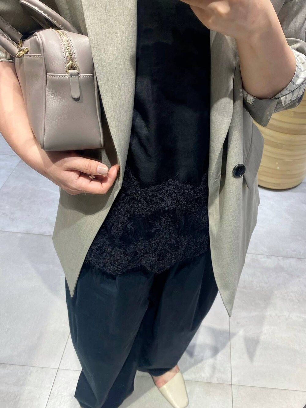 ブラック系のキャミソール、ベージュ系のボストンバッグ、ベージュ系のテーラードジャケットを着用したレディースの春コーディネートの7枚目の写真