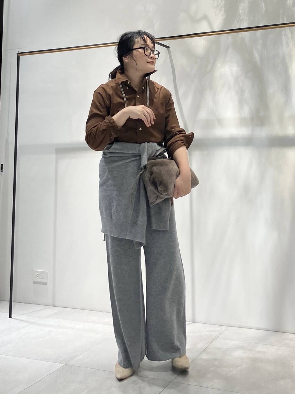 ブルー系のデニムパンツ、グレー系のカーディガン/ボレロ、グレー系のその他パンツを着用したレディースの秋コーディネートの4枚目の写真