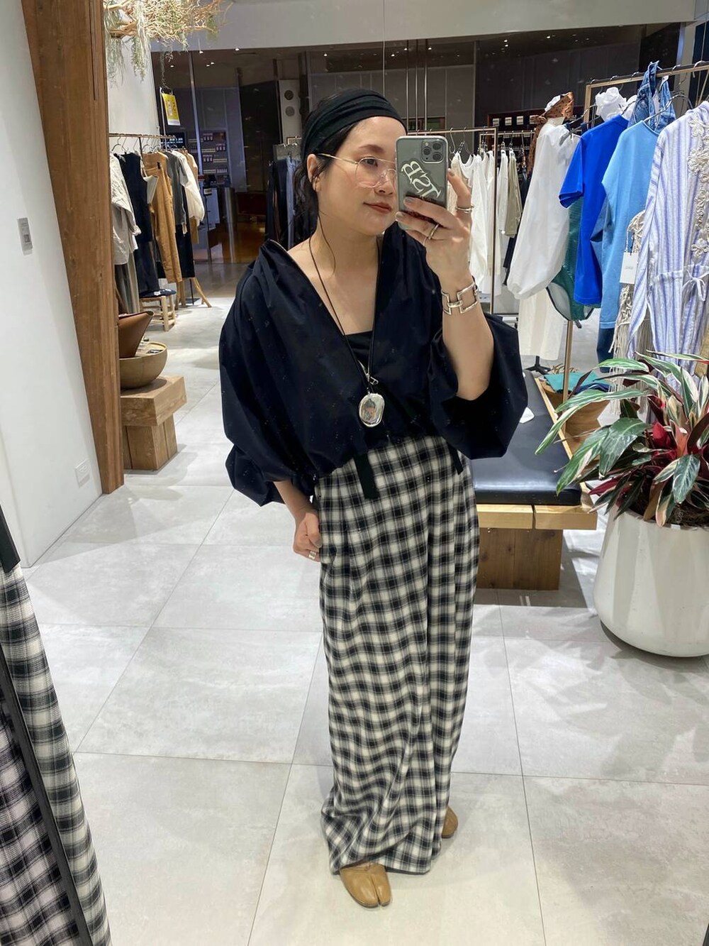 ブラック系のブルゾン、ブラック系のつなぎ/オールインワンを着用したレディースの春コーディネートの7枚目の写真